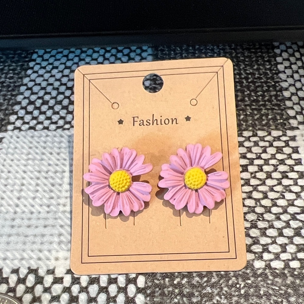 Charming Pink Daisy Earrings